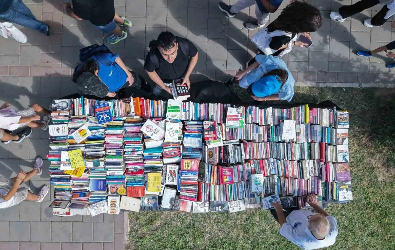 İzmir’de edebiyat rüzgarı: Kültürpark kitapseverlerin akınına uğradı