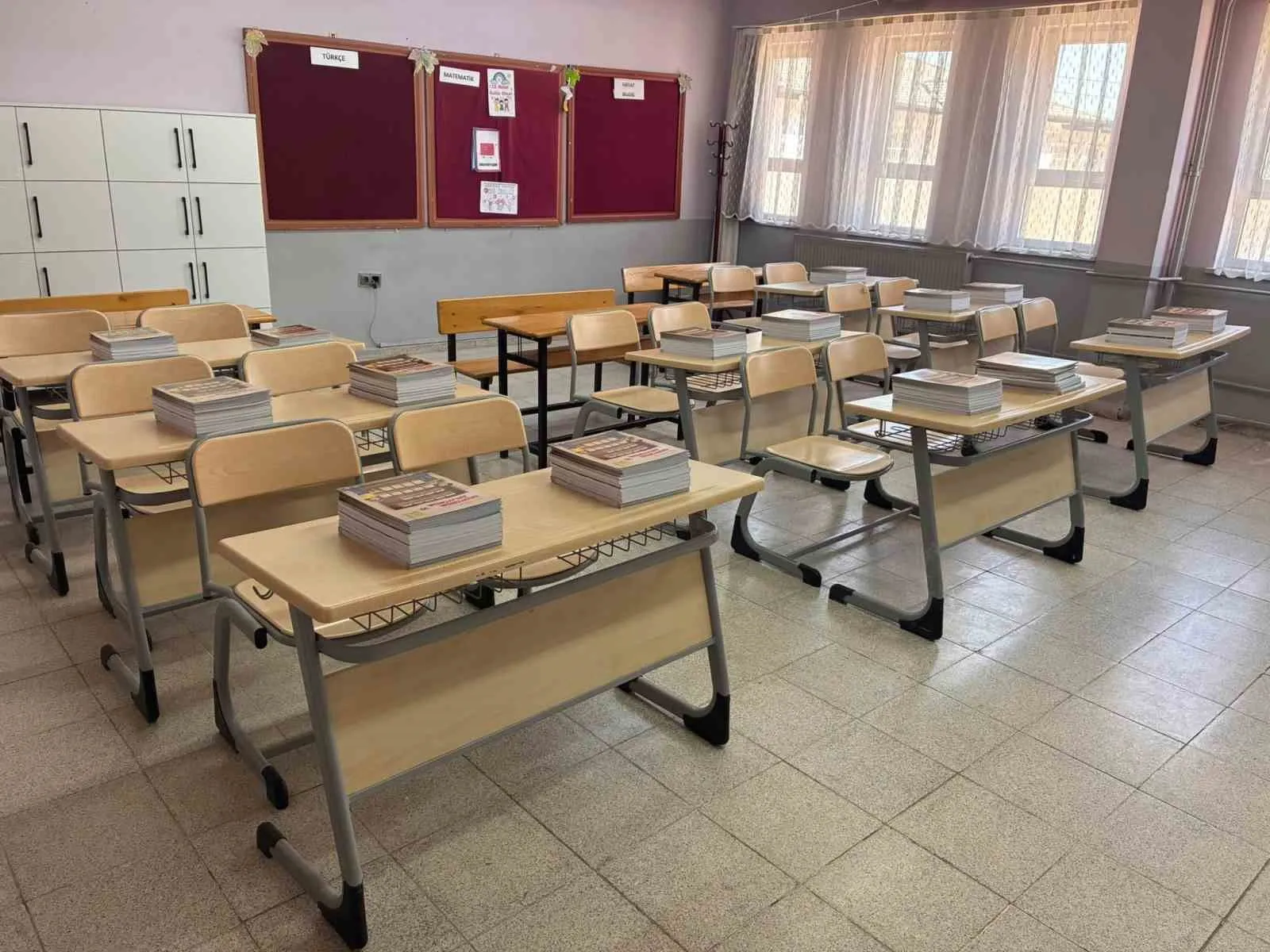 Yatağan’da ders zili öncesi hummalı çalışma: 120 bin kitap sıralardaki yerini aldı