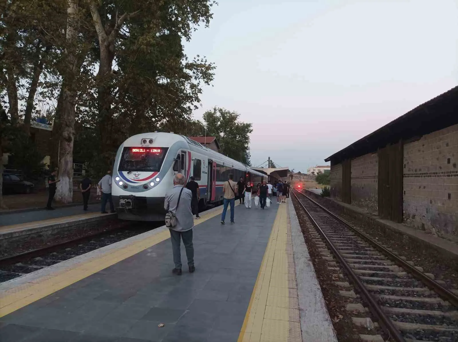 Tren yolcularının kabus dolu saatleri: Motor arızası planları altüst etti