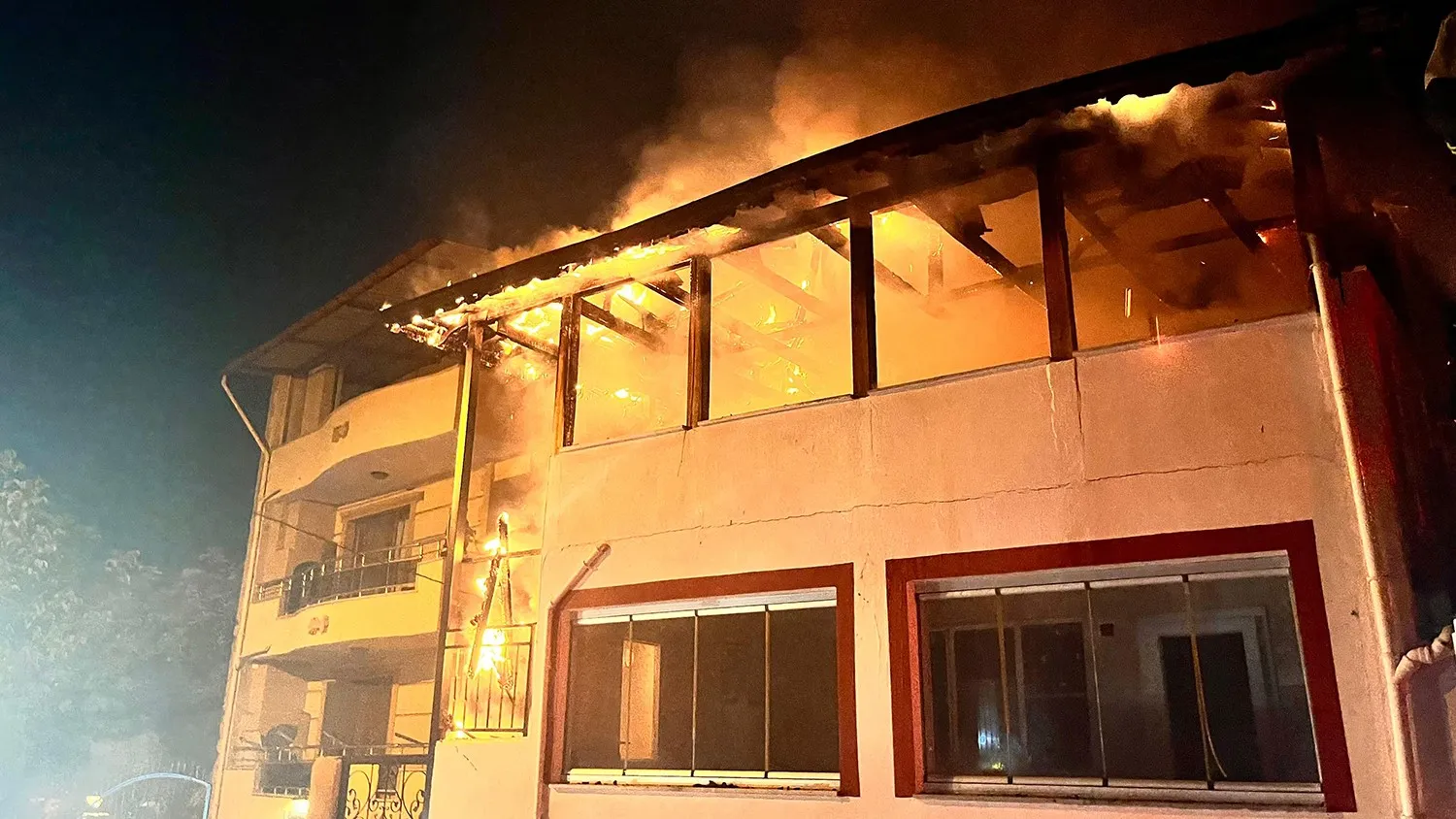 Kula’da gece yarısı korkutan yangın: Alevler mahalleyi ayağa kaldırdı