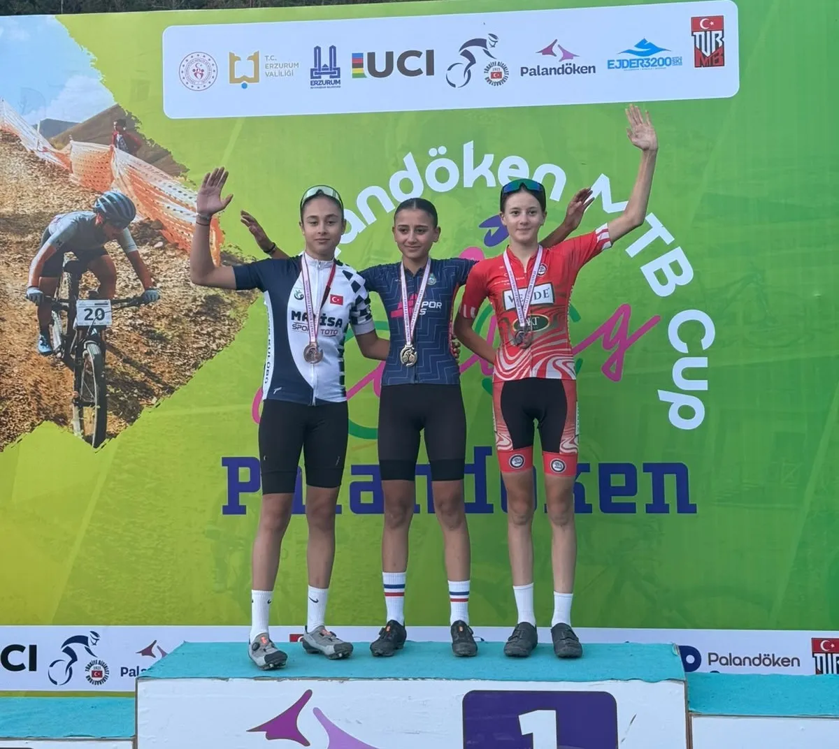 Manisalı pedallar Erzurum'da zirveyi bırakmadı: 14 madalyalık büyük zafer
