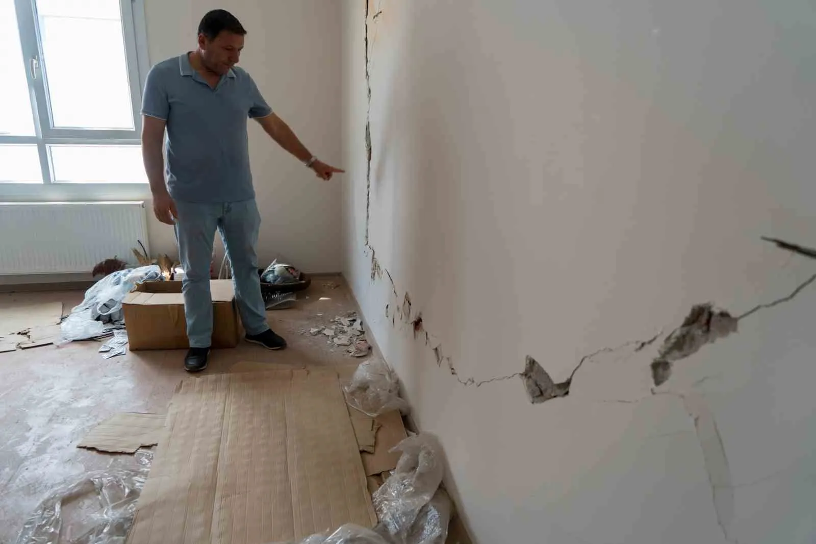 Turgutlu’da faciaya davetiye çıkaran bina: Temeli iki parça atılmış, kolonlar çatladı
