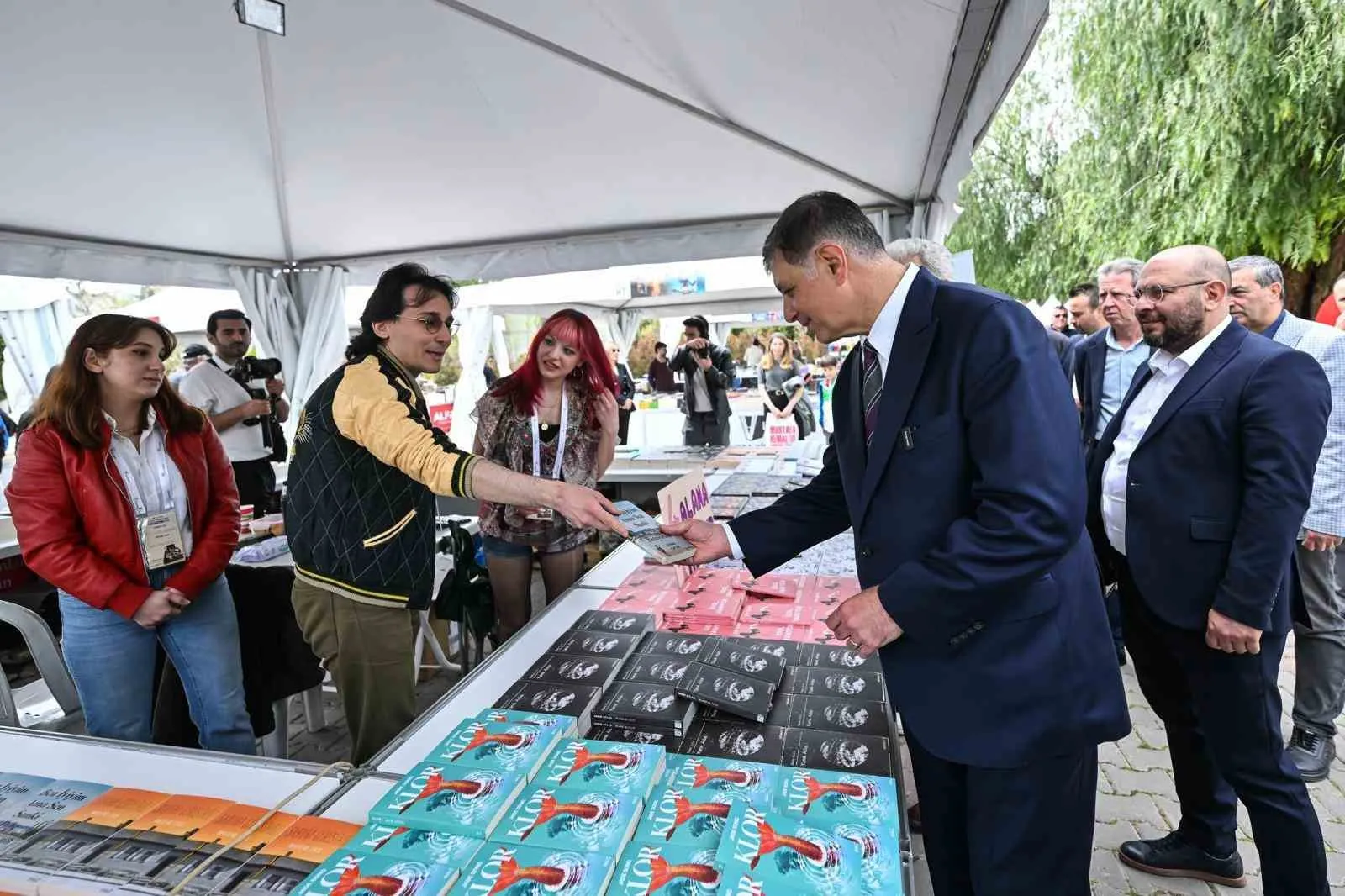 İzmir’de edebiyat rüzgarı: 8. İZKİTAP kapılarını kitapseverlere açıyor