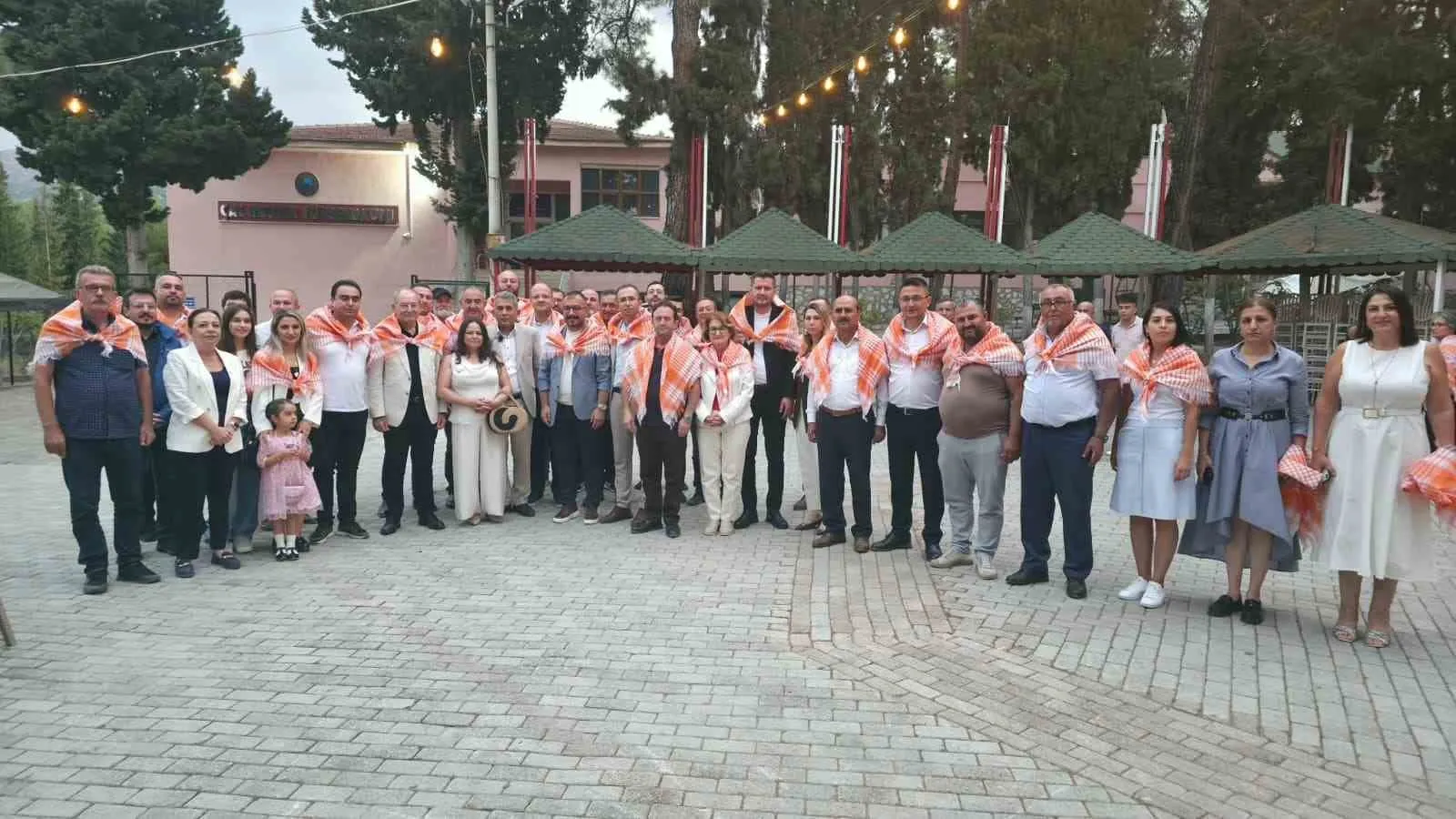 Çal'da sağanak bereketi: Bağbozumu coşkusu Edip Akbayram anısıyla taçlandı