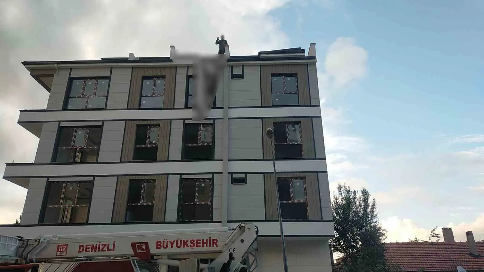 Çatıdaki dehşet anlarını Belediye Başkanı bitirdi: Personelini ölümün kıyısından çekti