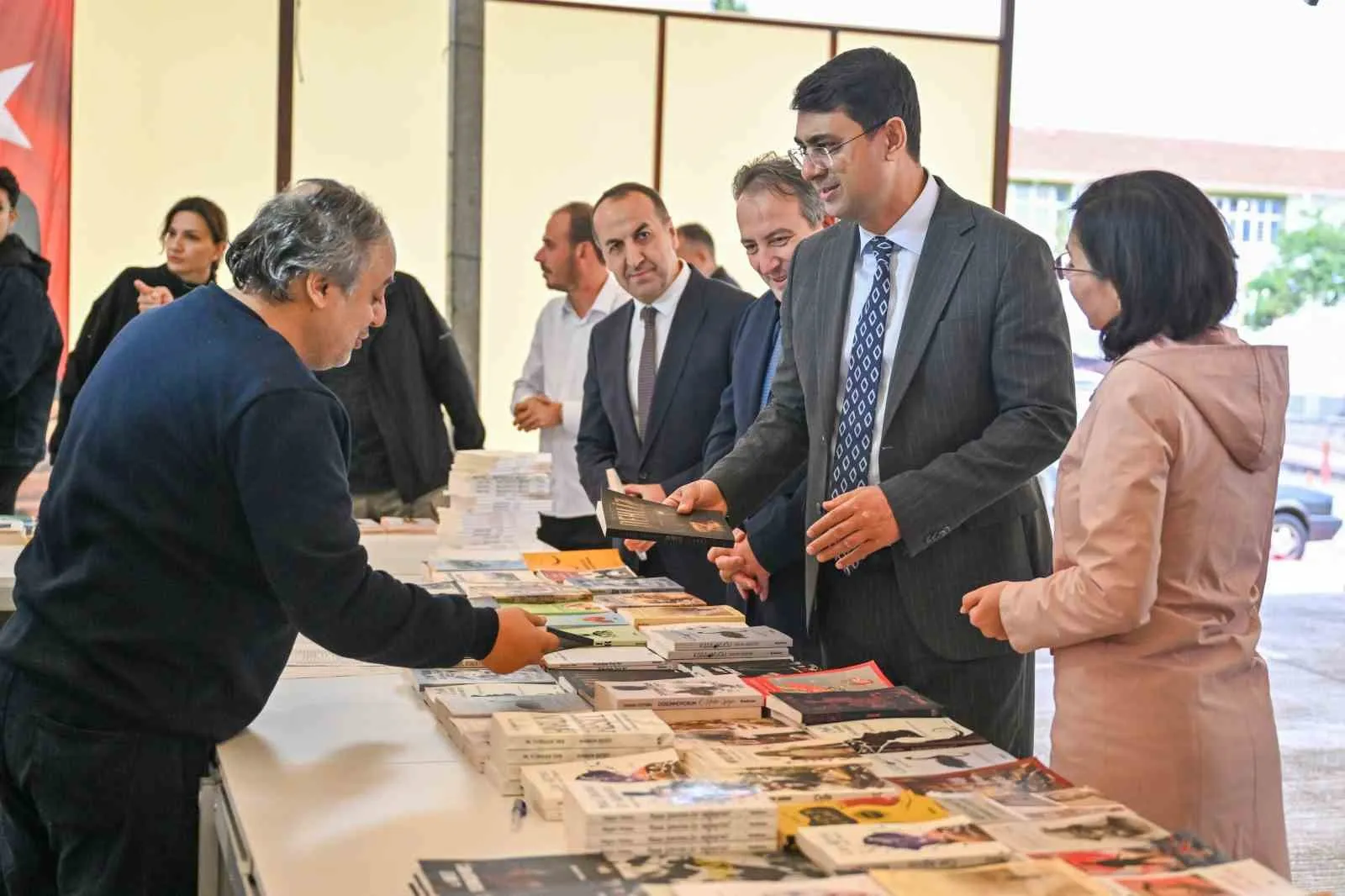 Uşak’ta edebiyat rüzgarı: Vali Kartal kitapseverlerle buluştu
