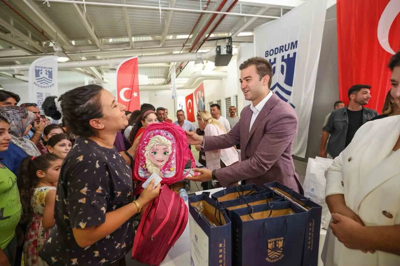 Bodrum’da egitim seferberligi: Binlerce ogrenciye belediye eli degdi