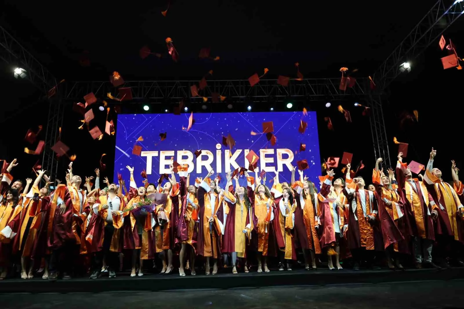 Bilginin ötesine geçmek: İEÜ’de 144 mezun yeni ufuklara yelken açtı