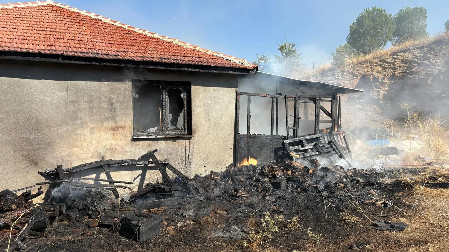 Manisa Kula'da korkutan yangın: İtfaiye ekipleri büyümeden durdurdu