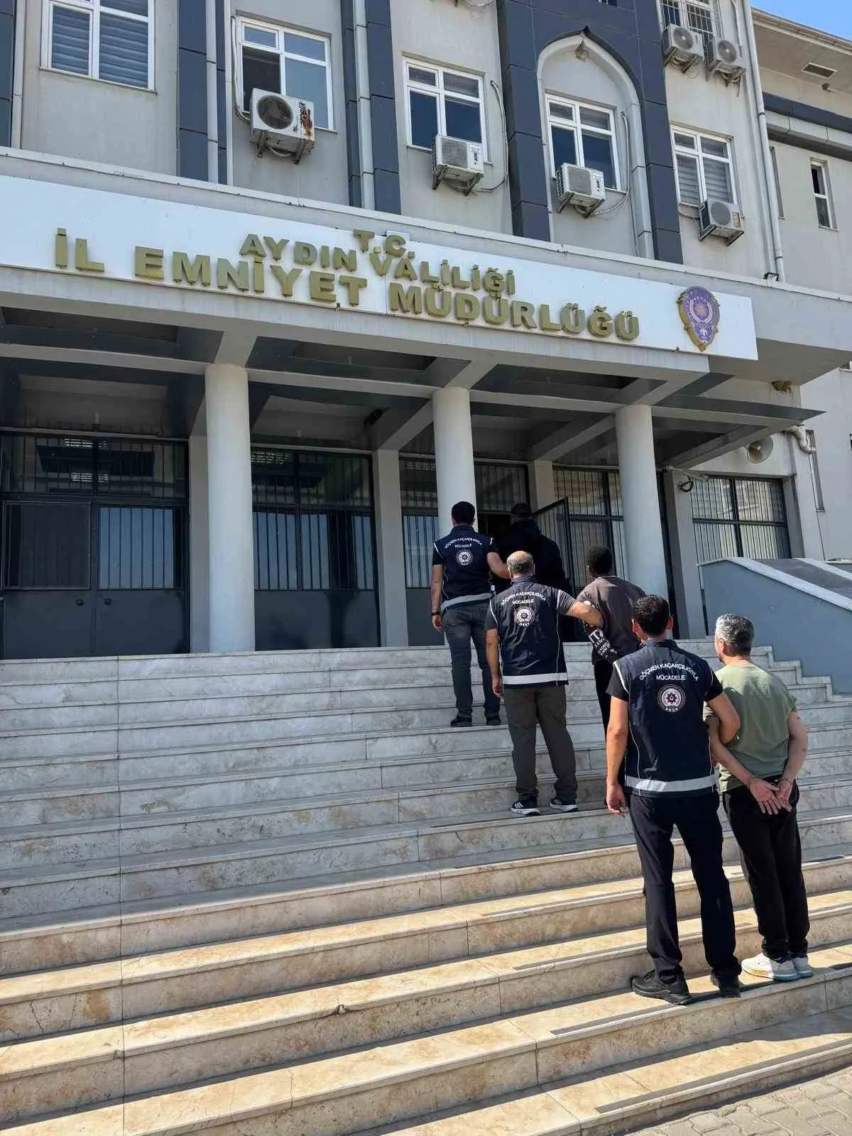 Efeler'de kaçakçılık operasyonu: 31 göçmen yakalandı, 2 kişi cezaevine gönderildi
