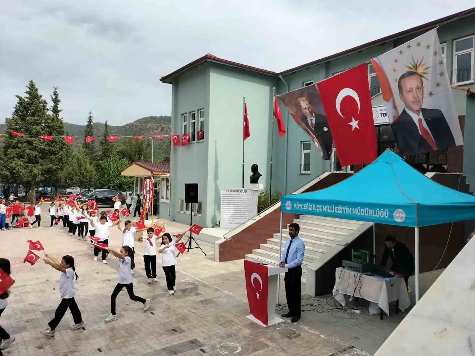Köyceğiz’de ders zili coşkuyla çaldı: Yeni eğitim yılına görkemli başlangıç