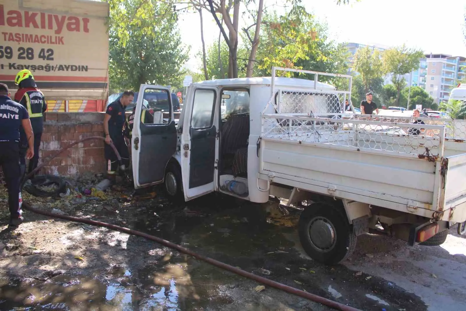Aydın'da park halindeki araç alevlere teslim oldu: Kamyonet hurdaya döndü