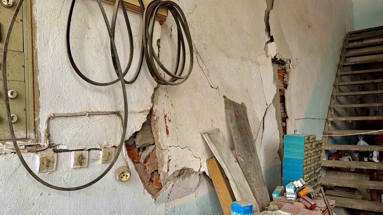 Bolvadin Sanayi Sitesi'nde korkutan tablo: Dükkanlar yerle bir olma tehlikesiyle karşı karşıya