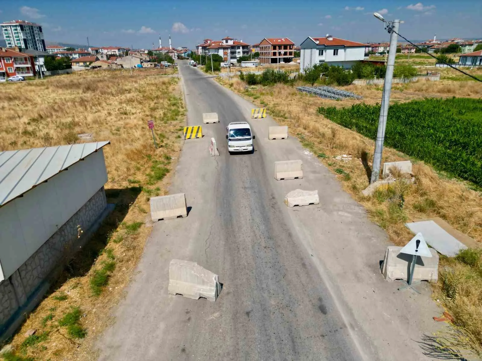 Karşıyaka Mahallesi'nde trafik çilesi: Beton bariyerler sürücüleri isyan ettirdi