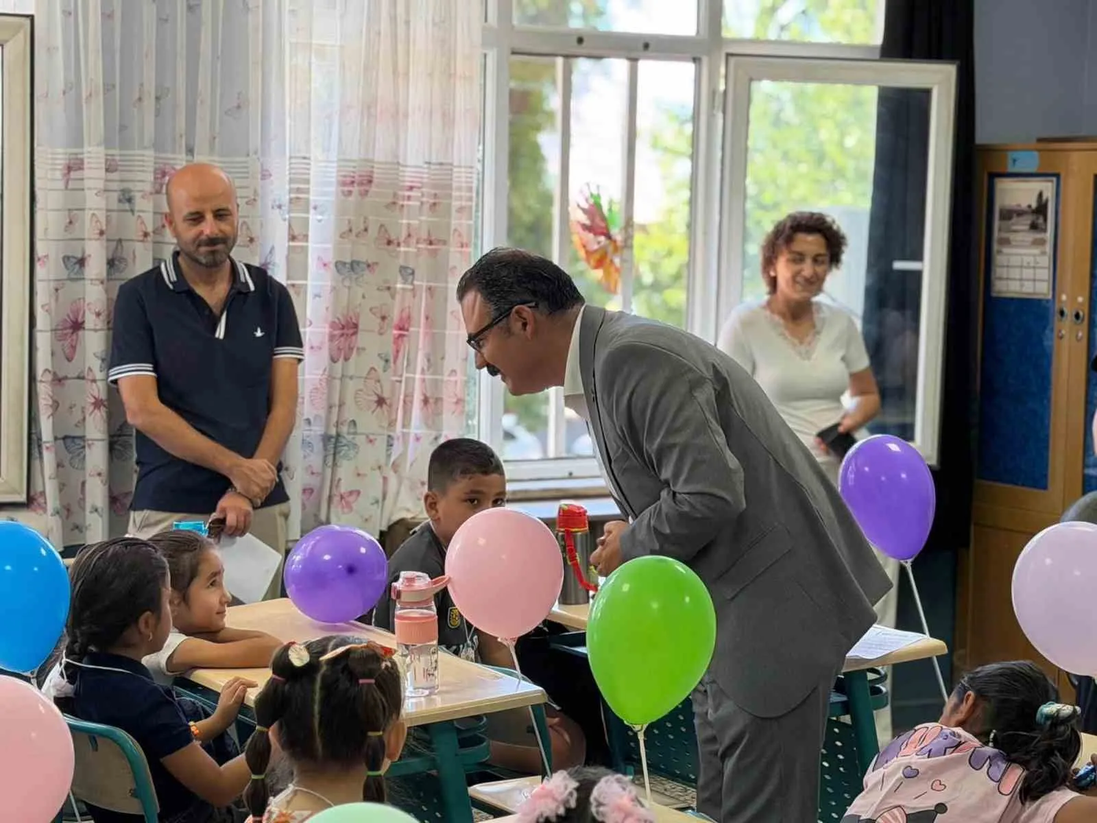 Sultanhisar'da eğitim heyecanı: Kaymakam Ateş ilk ders gününde öğrencileri yalnız bırakmadı