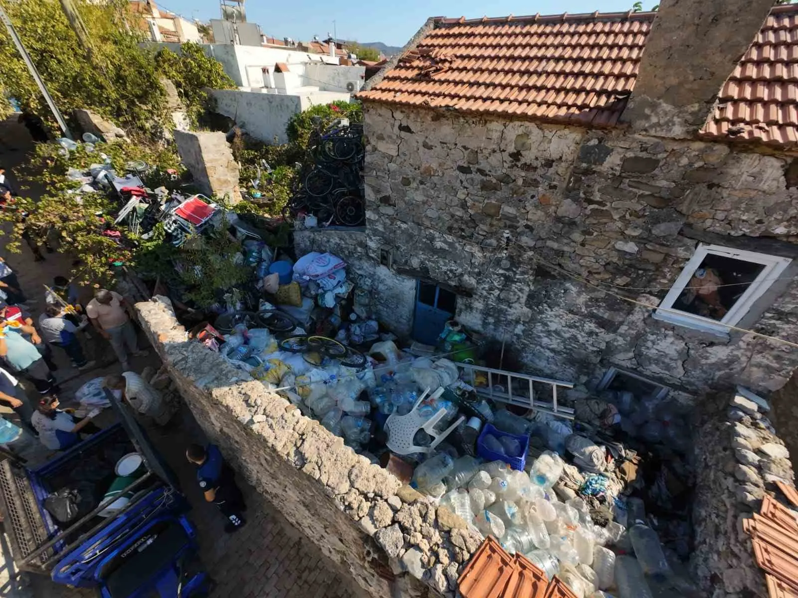 Datça'da kabusa dönen ev temizlendi: Tonlarca atık tahliye edildi
