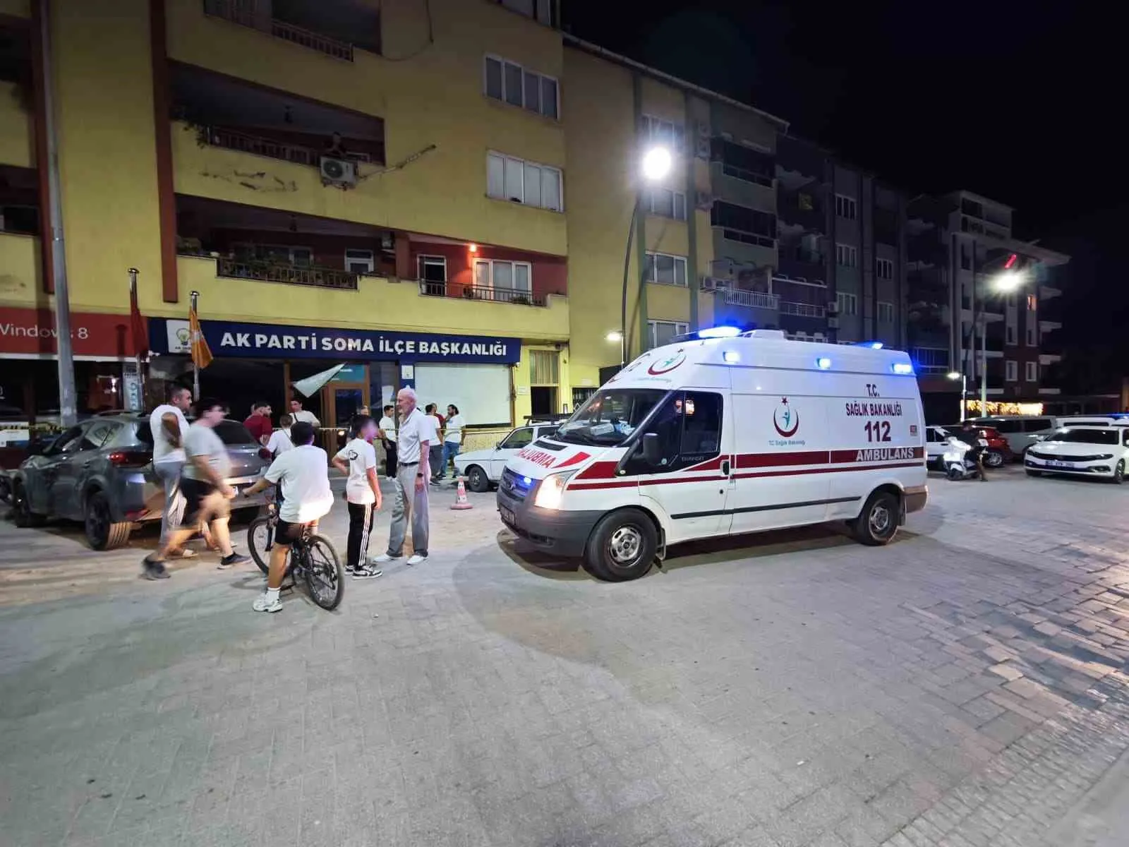 Soma'da Park Halindeki Otomobil Aniden Hızlandı: AK Parti Binasının İçinde Toplantı Salonuna Kadar Daldı