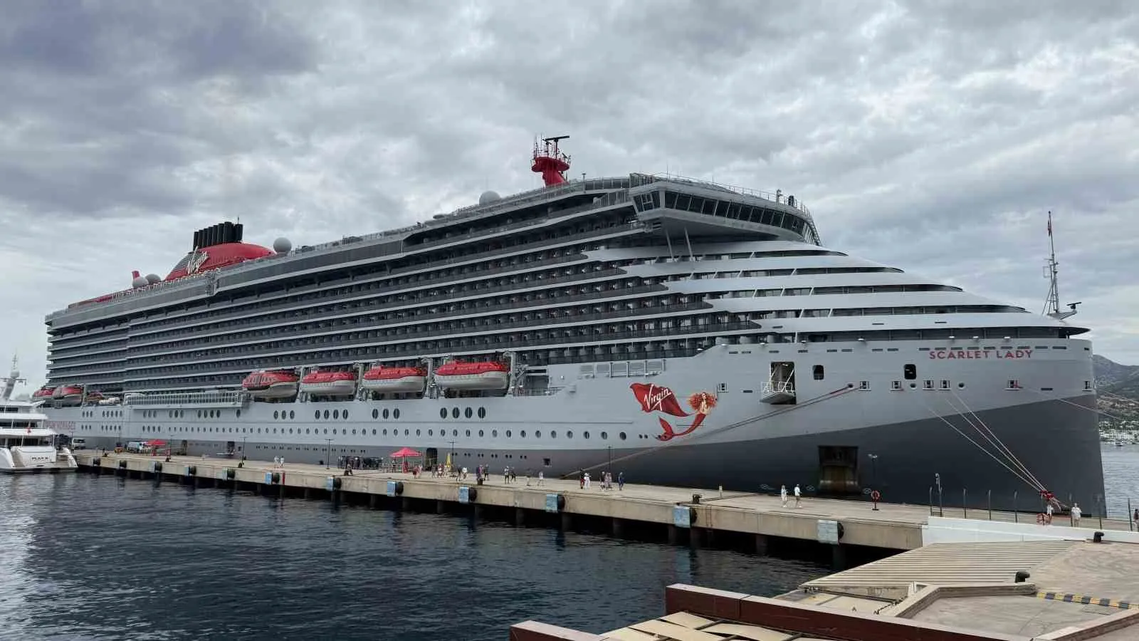 Ege'nin turizm merkezine dev ziyaret: Scarlet Lady Bodrum limanına demir attı