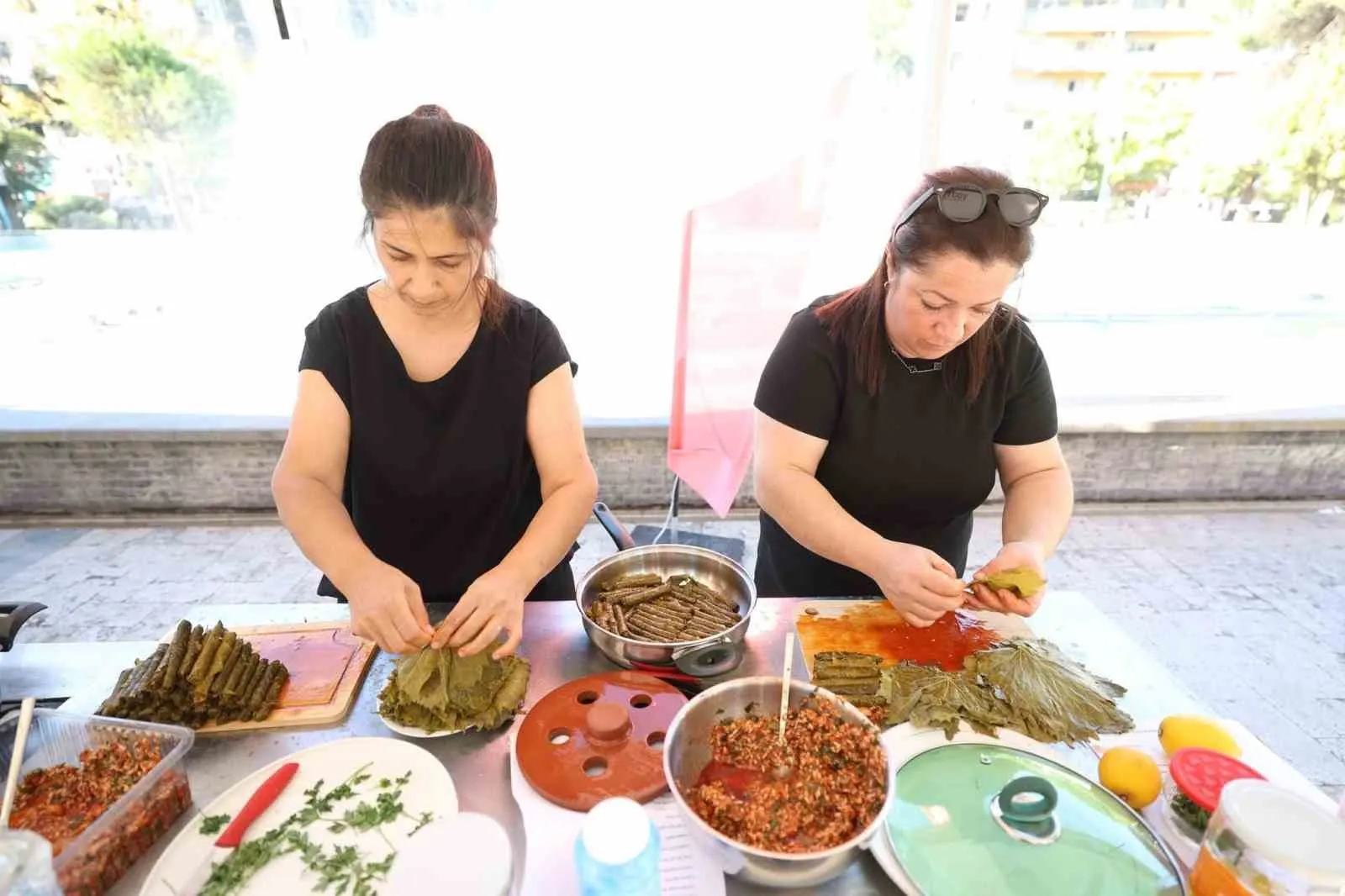 Manisa'nın geleneksel lezzeti jüriyi büyüledi: En iyi sarma için kıyasıya rekabet