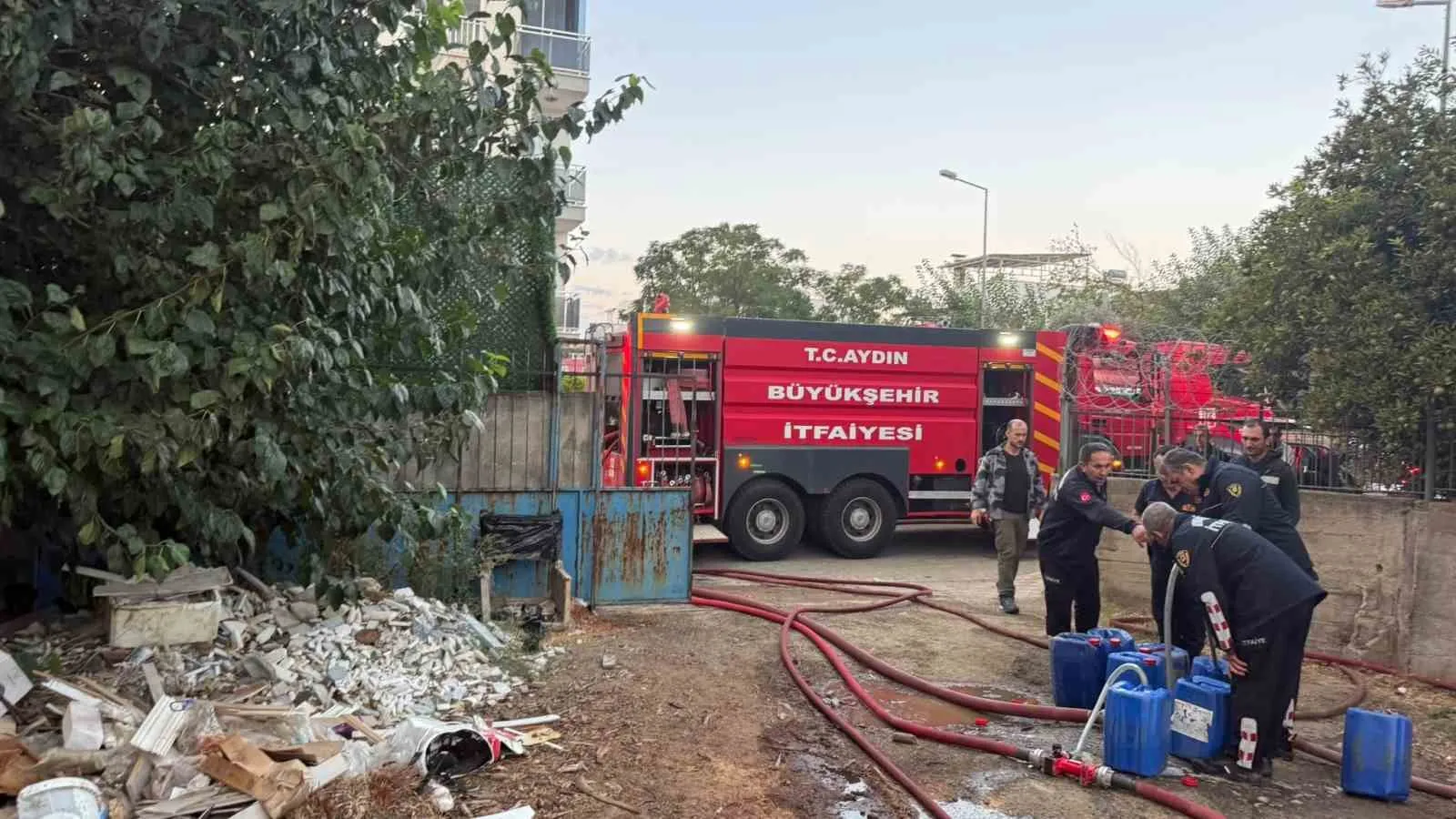 Efeler'de korkutan yangın: İtfaiye ekipleri faciayı önledi